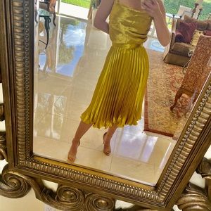 ❌SOLD❌ BNWT Nasty Gal Gold Pleated Skirt Size 2